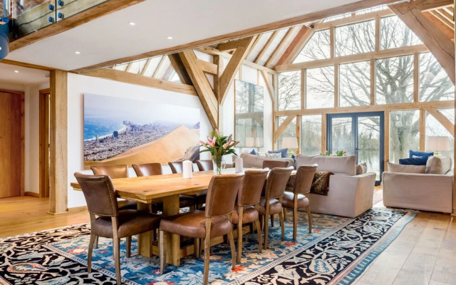 Stunning Lakeside Country Retreat near Cirencester