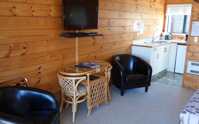 Cedarwood Lakeside Motel & Conference Venue