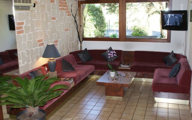 Brit Hotel Confort Pau Lons