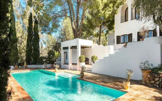 Country-view Villa With Pool