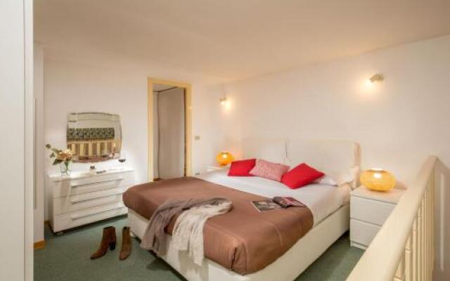 Pantheon White Petite Maison