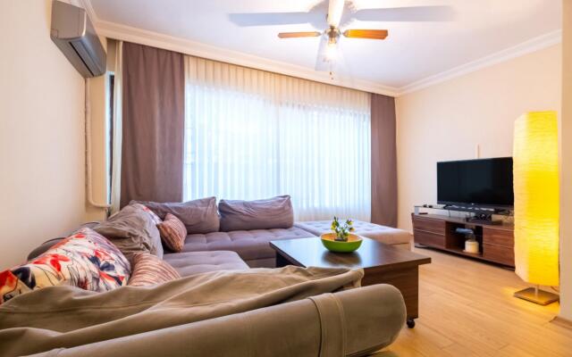 Flat with Garden Close to Coast in Uskudar