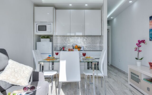 Tidy Apartment, Small Terrace and Air Conditioning