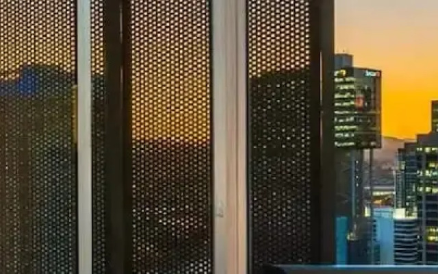 2BR Stunning Views CBD Pool Gym Netflix