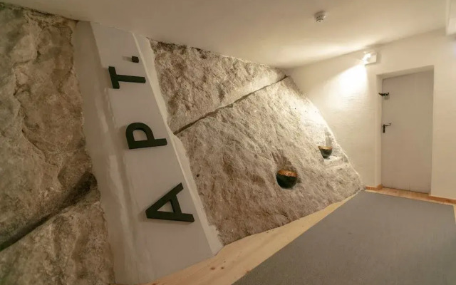 Apt. Stone-Lodge
