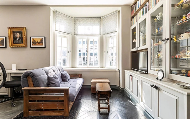 Book Lovers West End Home