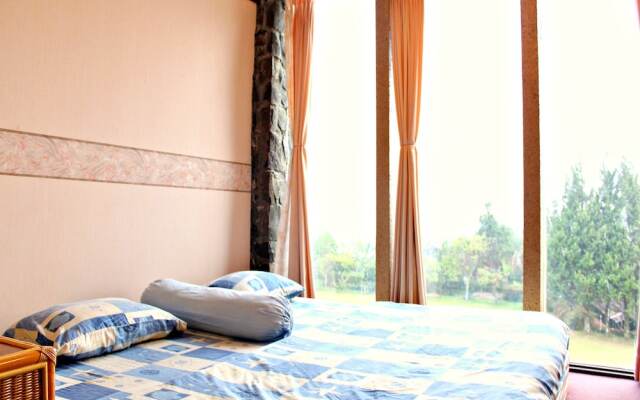 De Villa Istana Bunga by HouseinBandung