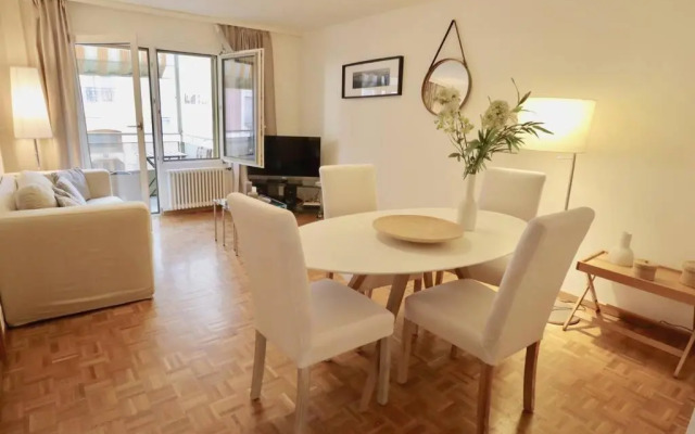 Comfortable, very well located between train station and lake!
