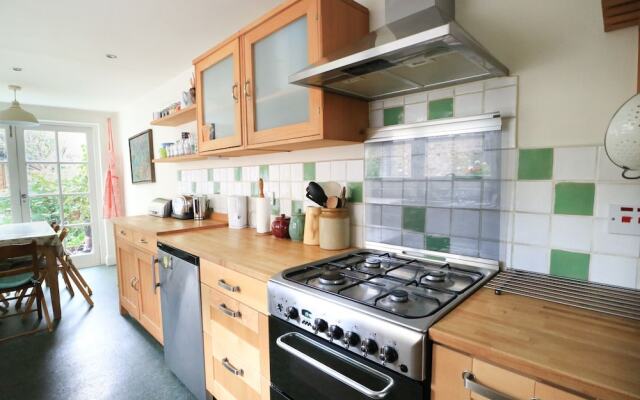 Charming 2 Bedroom House With Garden in East London