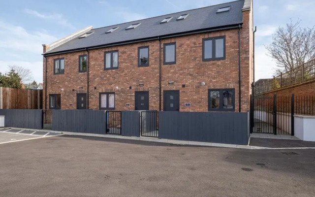 Spacious 4bedroom House-01 in Farnham Royal Slough