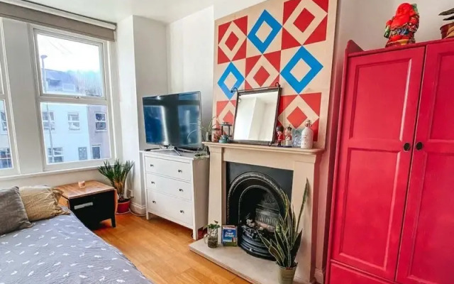 2 Bedroom Flat w Office in Tooting Broadway