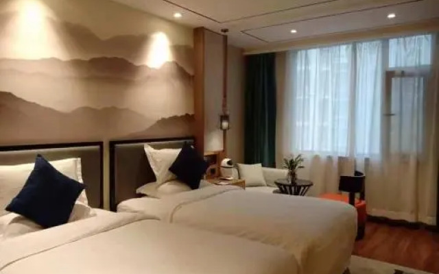 East Queen (Xi\'an Beimen Metro Station)