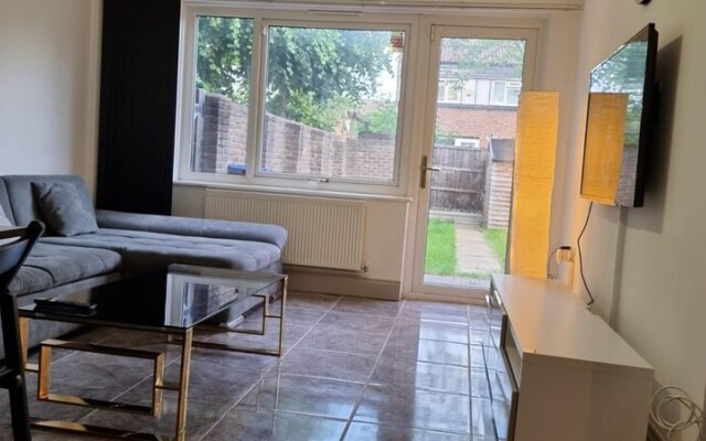 Remarkable 3-bed House With Garden in London