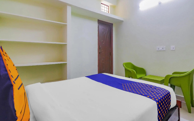 Oyo Flagship 76370 Sri Residency