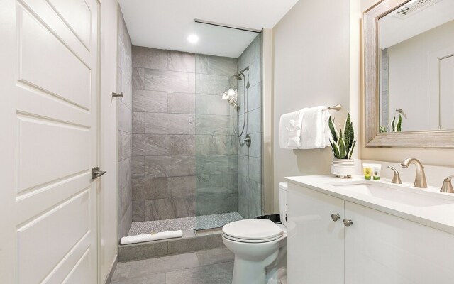 Spacious 4BR Condo Near French Quarter