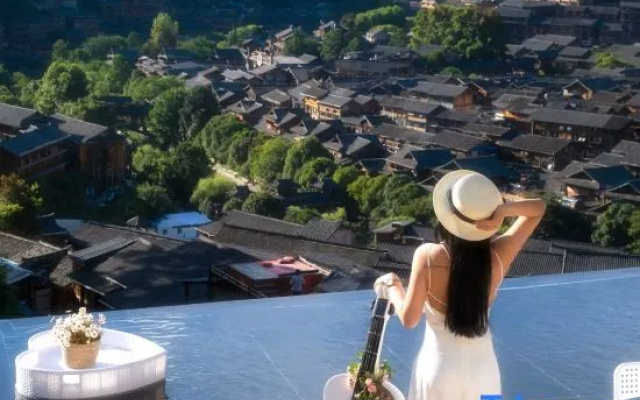 Xijiang Moye Banshan Hotel