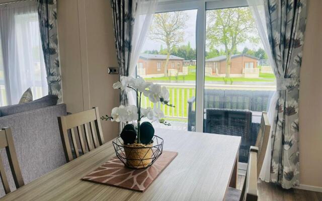 Moore Lodge with Hot Tub