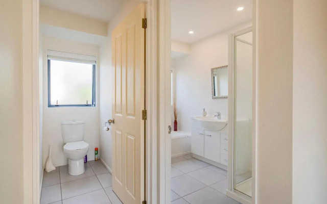 Sunlight Bach - Whitianga Holiday Home
