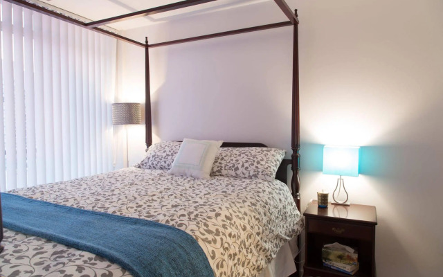 Toronto Queen Suites