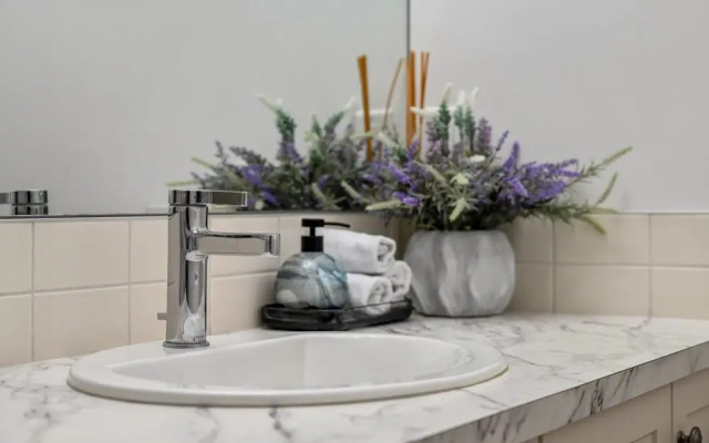 Affordable Long-term Stays Welcome 1BR Suite