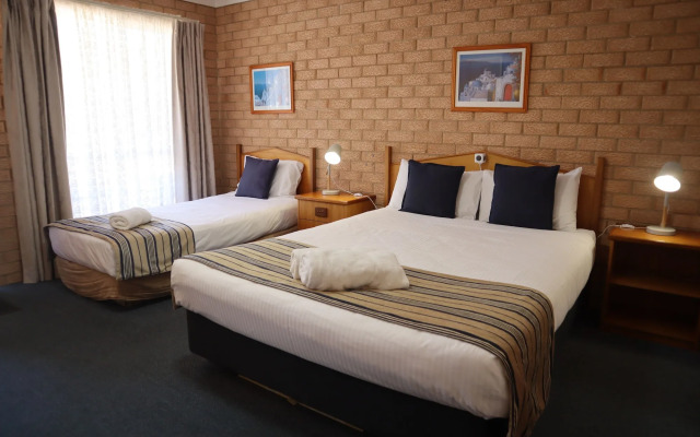 Golden Chain Aalana Motor Inn