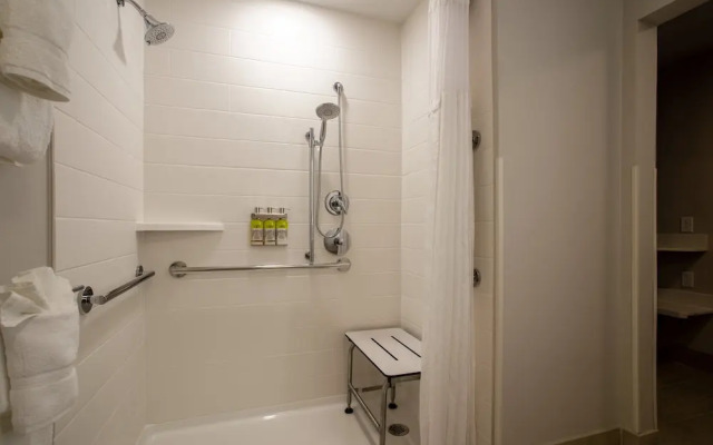 Holiday Inn Express & Suites Deland South