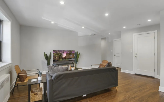 2BR Rogers Park Apt in Sheridan