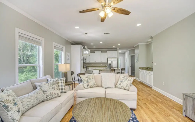 Bright Biloxi Condo: Walk to the Beach!