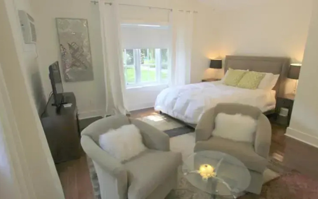 Newly Decorated Beachwood Canyon Studio