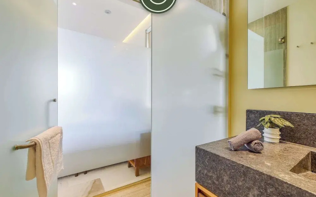 Luxury Condo With Canal View - Near Beach