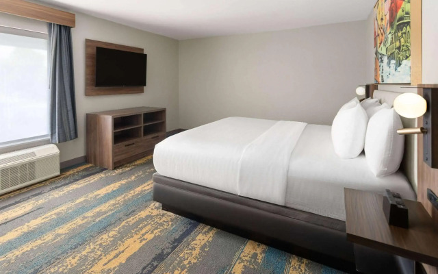 La Quinta Inn & Suites by Wyndham Memphis I-240