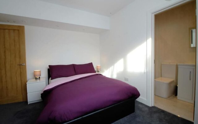 Exquisite 3 Bed apartment near Heathrow