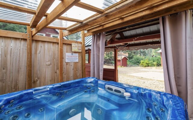 West Haus Escape 3 Bedroom Home by NW Comfy Cabins by RedAwning