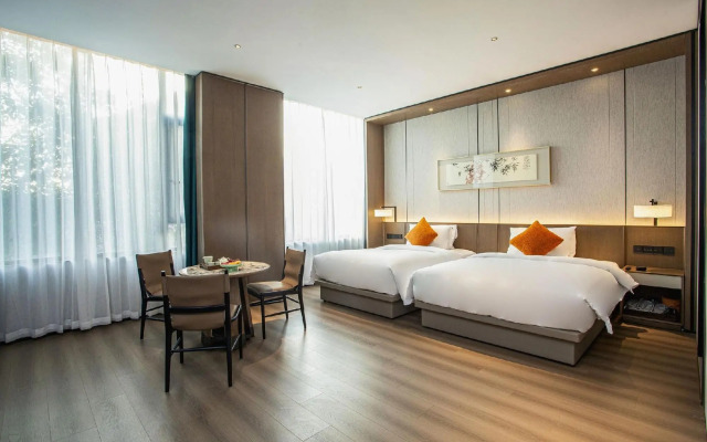 Slender West Lake Hot Spring Resort