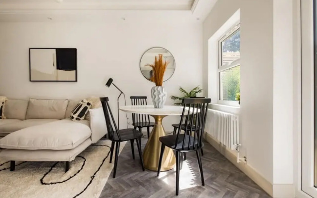 The Battersea Loft - Trendy 3bdr Flat With Patio, London