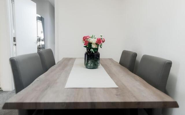 Spacious 2 bed apartment 800 metres from the beach