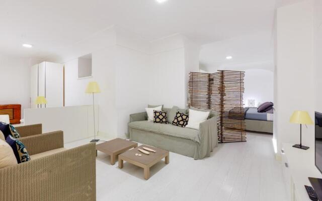 White Stylish Apartment 3