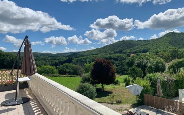 Rez de Piscine, 10 Personnes - RÊVE DE PAPILLON et À L'étage, 5 Personnes - NID D'ÉTOILES, Il s'agit bien de deux gîtes individuels qui sont reliés par un escalier interne, cela permet a une grande famille de louer les deux gîtes