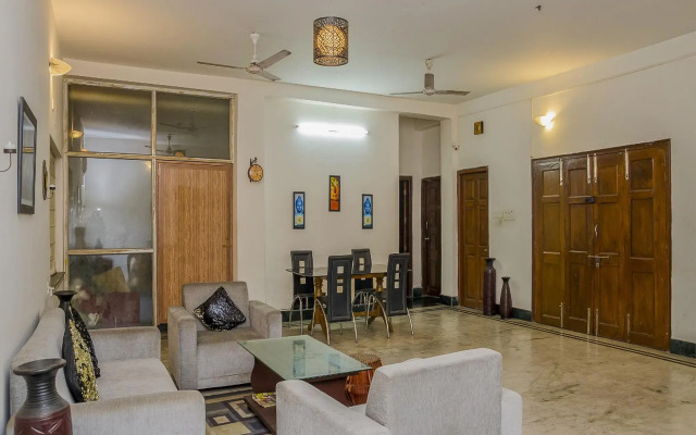 Oyo 6774 Apartment The White Feathers