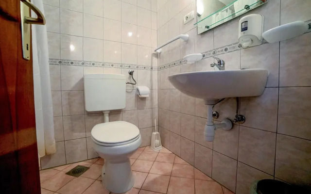 Nice Apartment in Podstrana With 2 Bedrooms and Wifi