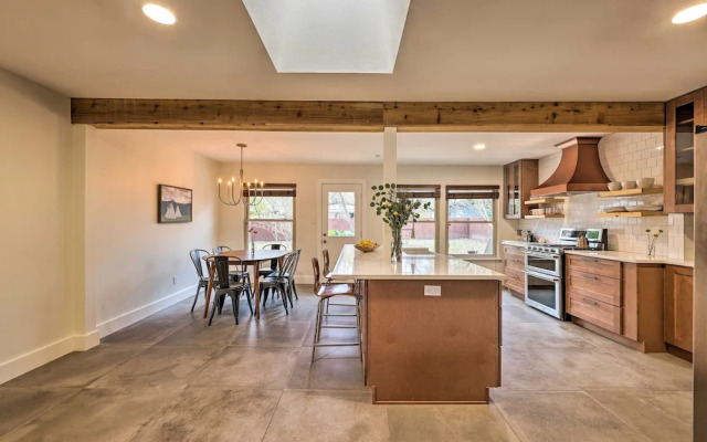 6 Mi to Dtwn Austin: Home w/ Screened Porch & Yard