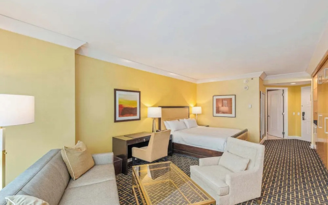 Stylish Renovated Studio at Trump Tower 2804
