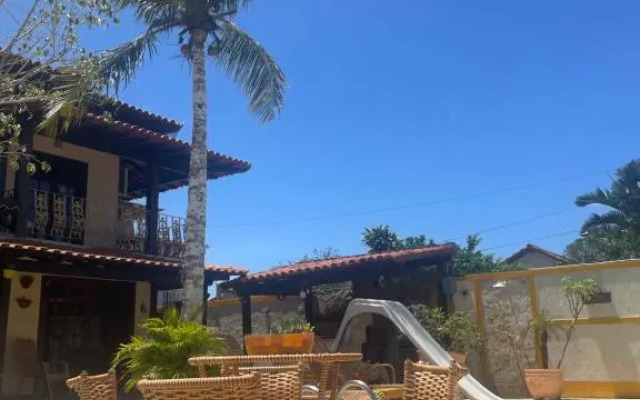 Suíte com varanda vista piscina