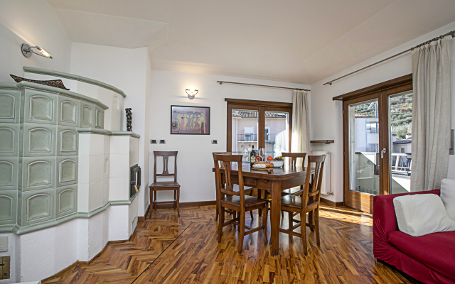 Paulie Apartment