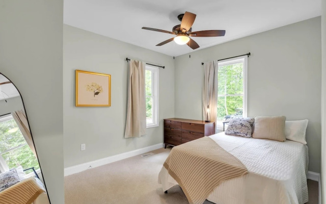 Woodhaven: Your Serene Countryside Escape 5 Bedroom Farmhouse by RedAwning