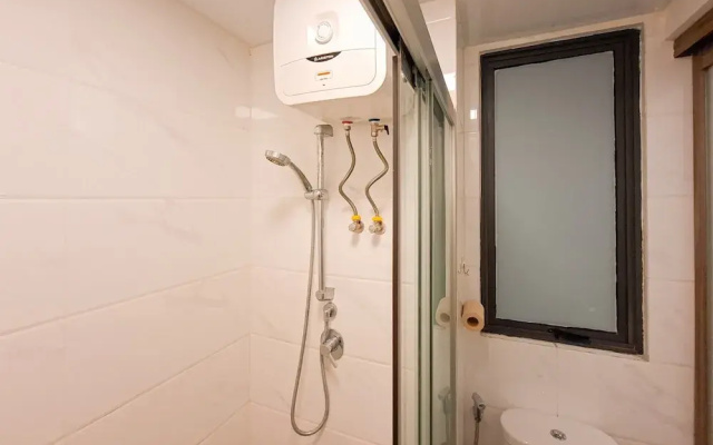Cozy And Pool View 2Br At Sky House Bsd Apartment