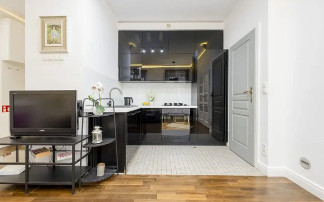 Atmospheric Mariensztat by Renters