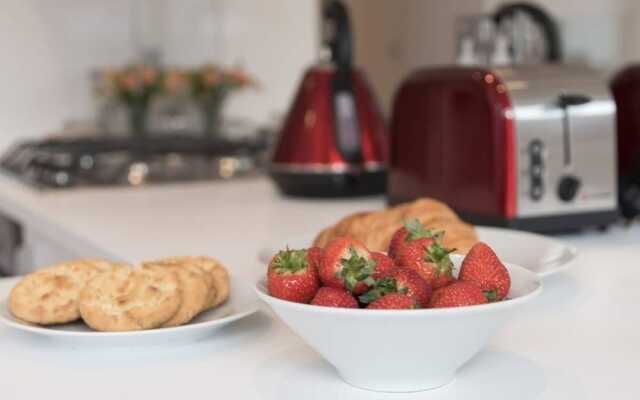 2 Bed - Very Convenient Location - South Terrace