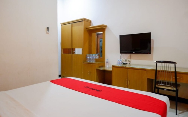 RedDoorz near Monumen Habibi Ainun – Guest Rooms – Parepare