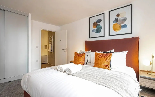 Waterside Flat in Central Leeds